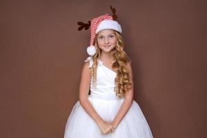 Foto rolig lockigt flicka drömma den där jul kommer föra fred och kärlek till Allt