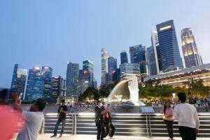 singapore 12 juni 2022 merlion parkera med människor och hotell byggnader foto