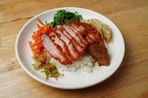 kokt kött och ris med grönsaker foto