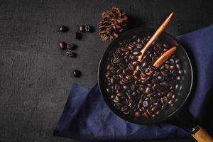 rått kaffe rostat i en kastrull foto