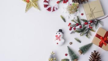 topp se jul platt lägga dekorationer på vit bakgrund foto