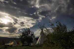 små yurts stående i de fält under de natt himmel full av stjärnor. utgifterna de natt under de stjärnor. foto