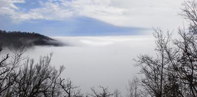 över dimman i Mazandaran stad foto