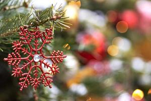 jul bakgrund av en jul träd dekorerad med jul leksaker. vinter- högtider. ny år. foto