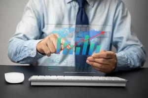 ekonomi finansiell investering företag pengar vinst marknadsföra statistisk stock bank valuta utbyta information Rapportera och pil inflation Graf Diagram tillväxt virtuell skärm. foto