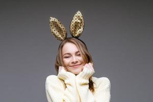 porträtt av en söt flicka i kanin öron foto