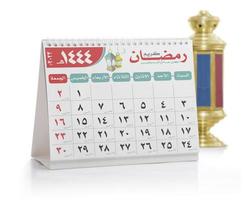 helig ramadan månad kontor kalender schema 2023 med lykta på vit, arabicum text foto