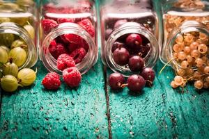 färska sommarbär, träbakgrund, hälsosam mat. foto