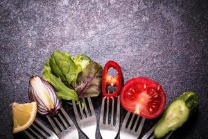 grönsaker på gaffel foto