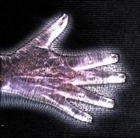 3D-illustration av en glödande mänsklig kvinnlig hand med en kirlian aura som visar olika symboler foto