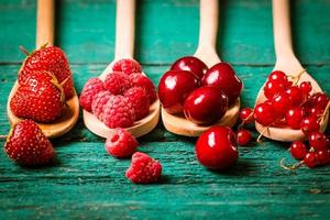 färska sommarbär, träbakgrund, hälsosam mat. foto