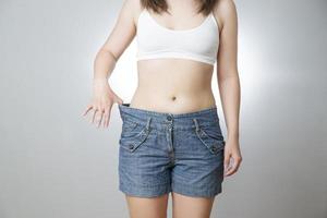 kvinna i jeans av stor storlek, begreppet viktminskning
