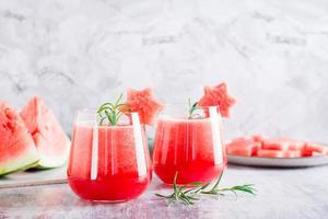 färsk vattenmelon juice i glasögon på de tabell. sommar uppfriskande drycker foto