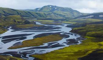 berömda isländska vandringsnav landmannalaugar färgglada bergslandskap, island foto
