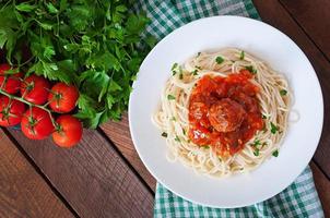 pasta och köttbullar med tomatsås foto