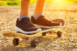 skateboard på de väg på solnedgång , sommar underhållning foto