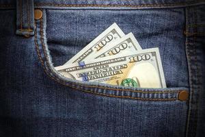 dollar sedlar i jeans ficka närbild. företag begrepp. ficka pengar. foto