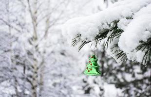 jul bakgrund med en jul leksak på en snöig tall gren med en kopia Plats foto