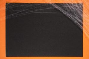 orange och svart papper bakgrund med spindelväv för halloween foto