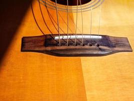akustisk gitarr bro med ny strängar och utan bro stift foto