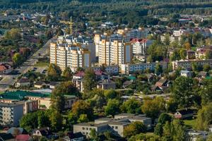 antenn panorama- se från en bra höjd av en små provinsiell grön stad med en privat sektor och höghus lägenhet byggnader foto