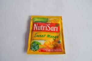 blitar, indonesien - oktober 9:e 2022 nutrisari, populär pulver juice dryck i Indonesien, orange smak isolerat med vit bakgrund foto