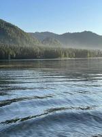 sjö teletskoye på solnedgång. altai, Ryssland. foto