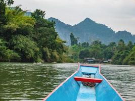 huvud av lång svans båt på namsong flod på vangvieng stad laos.vangvieng stad de känd Semester destination stad i lao. foto