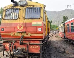 kalka, haryana, Indien Maj 14 2022 - indisk leksak tåg diesel lokomotiv motor på kalka järnväg station under de dag tid, kalka shimla leksak tåg diesel lokomotiv motor foto