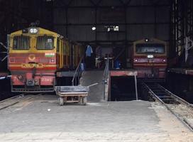 kalka, haryana, Indien Maj 14 2022 - indisk leksak tåg diesel lokomotiv motor på kalka järnväg station under de dag tid, kalka shimla leksak tåg diesel lokomotiv motor foto