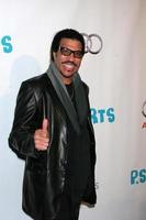 los angeles - apr 13 - lionel richie anländer på de 16: e los angeles antikviteter visa öppning natt gala till fördel ps konst på barker galge på april 13, 2011 i santa monica, ca foto