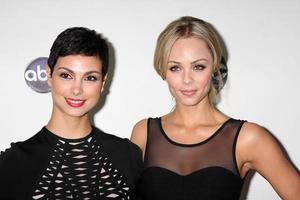 los angeles jan 10 - morena baccarin, laura vandervoort anländer till disney abc television group s tca vinter 2011 pressturnéfest på langham huntington hotel den 10 januari 2011 i pasadena, ca. foto