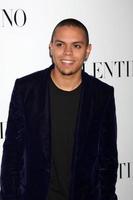 los angeles, mar 27 - evan ross ankommer på de valentino beverly kullar öppning på de valentino Lagra på Mars 27, 2012 i beverly kullar, ca foto