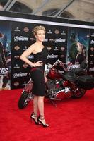 los angeles - apr 11 - scarlett johansson ankommer på de avengers premiär på el capitan teater på april 11, 2012 i los angeles, ca foto