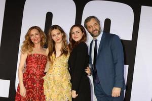 los angeles - apr 3 leslie man, iris apatow, maude apatow, judd apatow på de blockerare premiär på by teater på april 3, 2018 i Westwood, ca foto