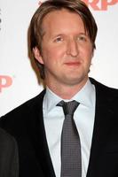 los angeles - feb 7 - tom hooper ankommer på de 2011 aarp bio för vuxna gala på regent beverly wilshire hotell på februari 7, 2011 i beverly kullar, ca foto