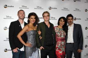 los angeles - Maj 17 - jake mclaughlin, priyanka chopra, Graham rogers, yasmine al massri, tate ellington på de ABC internationell på förhand 2015 på de disney studior på Maj 17, 2015 i burbank, ca foto