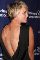 los angeles - mar 18 - kaley cuoco-söt på de 23: e årlig en natt på sardi s till fördel de alzheimers s förening på de beverly hilton hotell på Mars 18, 2015 i beverly kullar, ca foto