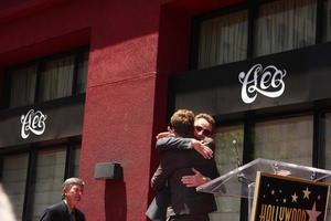 los angeles - juli 16 - aron paul, bryan cranston på de hollywood promenad av berömmelse stjärna ceremoni för bryan cranston på de redbury hotell på juli 16, 2013 i los angeles, ca foto