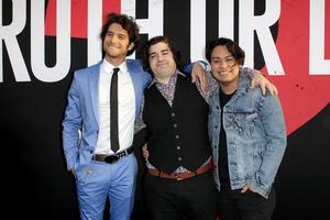 los angeles - apr 12 - tyler posey, band pvmnts på de blumhouse s sanning eller våga premiär på biograf kupol på april 12, 2018 i los angeles, ca foto