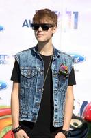 los angeles - jun 26 - Precis inkommet bieber anländer på de 11th årlig slå vad utmärkelser på helgedom hörsal på juni 26, 2004 i los angeles, ca foto