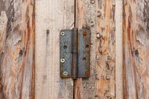 rostig metall dörr gångjärn. dörr gångjärn på en trä- vägg. foto
