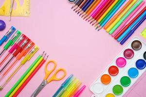 skola förnödenheter, färgad pennor och vattenfärg måla pennor, klibbig anteckningar foto