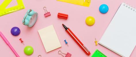 brevpapper färgrik skrivning leveranser pennor pennor blockton på vår, färgad foto