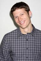 los angeles - jan 10 - zach gilford ankommer på de disney ABC tv grupp s tca vinter- 2011 Tryck Turné fest på langham Huntington hotell på januari 10, 2011 i pasadena, ca foto