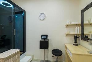 ett interiör av en modern massage rum i en spa salong foto