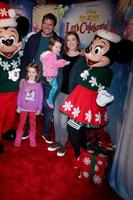 los angeles - dec 11 - alyson hannigan, alexis denisof, satyana denisof, keeva denisof på de disney på is röd matta reception på de häftklamrar Centrum på december 11, 2014 i los angeles, ca foto