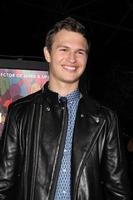 ilos angeles - sep 30 - ansel elgort på de män, kvinnor och barn - los angeles premiär på direktörer gille av Amerika på september 30, 2014 i los angeles, ca foto