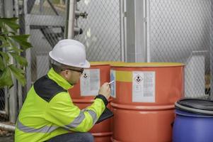 ingenjörer arbetar för att hålla flytande helium, kontroll av förebyggande underhållsscheman, thailändska människor, tekniker och ingenjörer diskuterar arbete tillsammans. foto