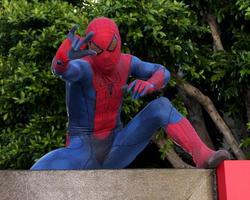 los angeles - jun 28 - atmosfär - Spindelmannen karaktär ankommer på de de Fantastisk Spindelmannen premiär på by teater på juni 28, 2012 i Westwood, ca foto